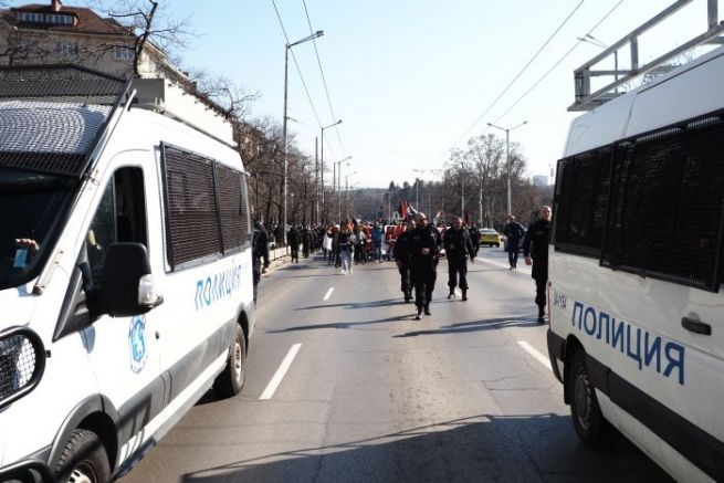 Десетки граждани се събраха на протест срещу Луковмарш“.Протестиращите разпънаха банер