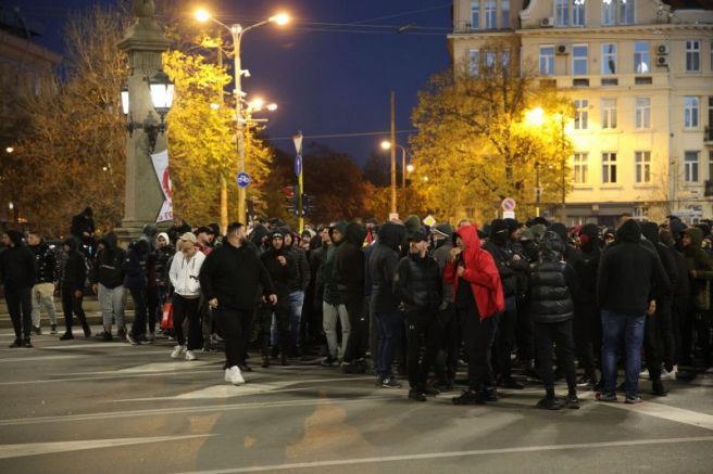 Фенове на ЦСКА блокираха движението на Орлов мост в центъра
