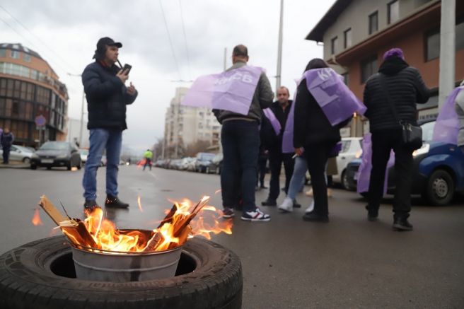 Служители на градския транспорт в София излязоха на мирен протест