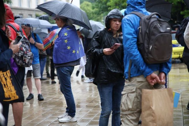 Въпреки дъжда, граждани се събраха на протест пред президентството, за