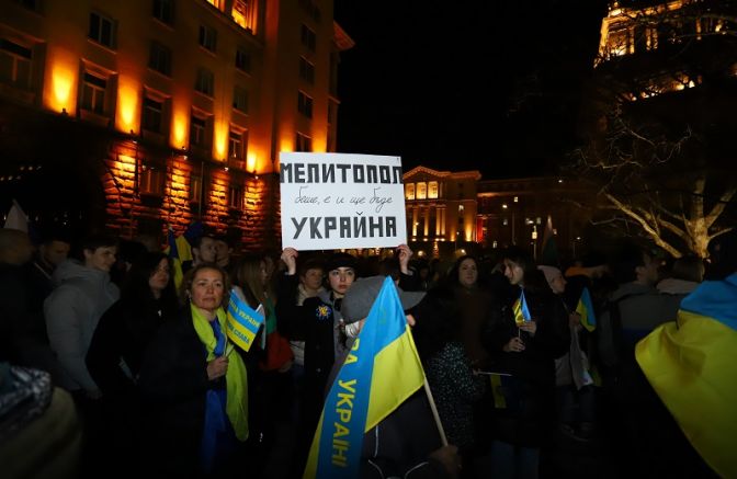 Стотици граждани развяващи български и украински знамена се събраха пред