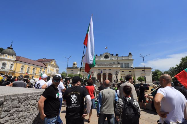 Привърженици на партия Възраждане протестират пред парламента срещу правителството Денков-Габриел,