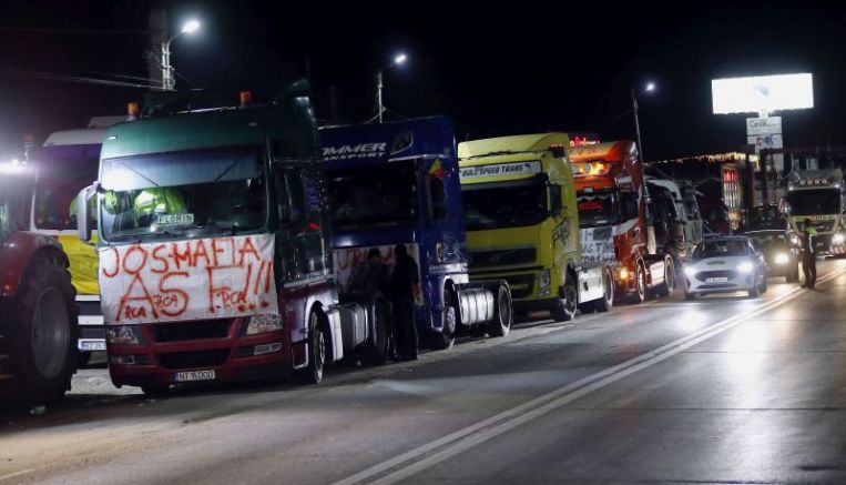 Стотици румънски фермери и шофьори на камиони се включиха в