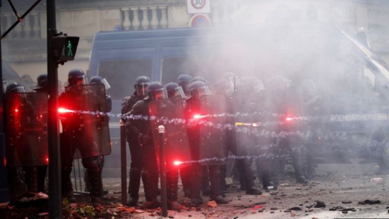Френските сили за сигурност отново влязоха в сблъсъци с протестиращи,