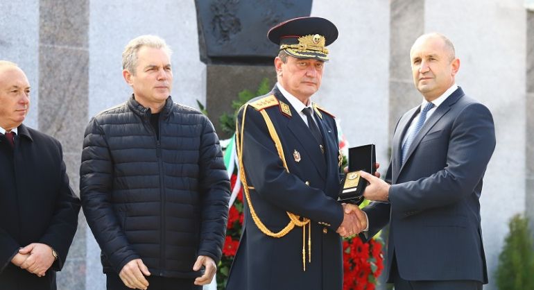 Държавният глава Румен Радев удостои с почетната на президента главен