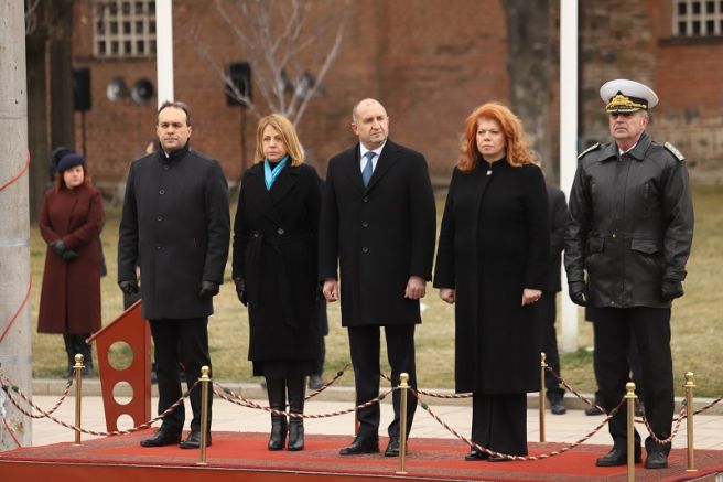 Президентът Румен Радев и вицепрезидентът Илияна Йотова поднесоха венци пред