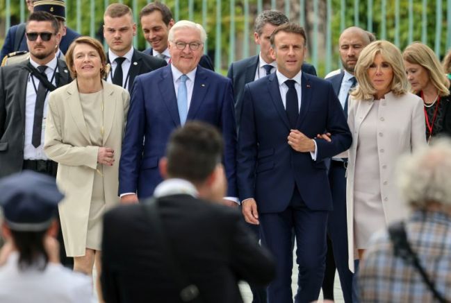 Президентът Еманюел Макронднеспристигна в Германиянапървото държавно посещениена френски държавен главаот