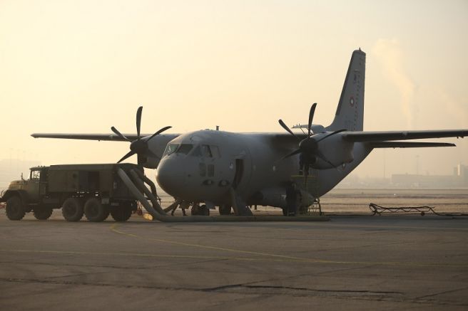 Екипаж от Военновъздушните сили със самолет Спартан от състава на