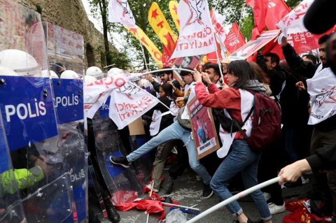 Турската полиция задържа десетки протестиращи, които се опитваха да съборят