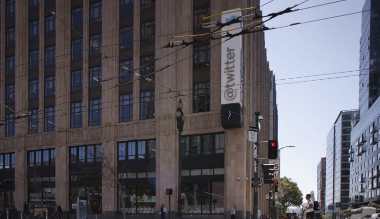 Американската компания Туитър уволни най малко 50 служители в събота съобщи