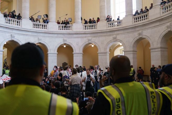 В САЩ пропалестински активисти нахлуха в сградата на Конгреса на