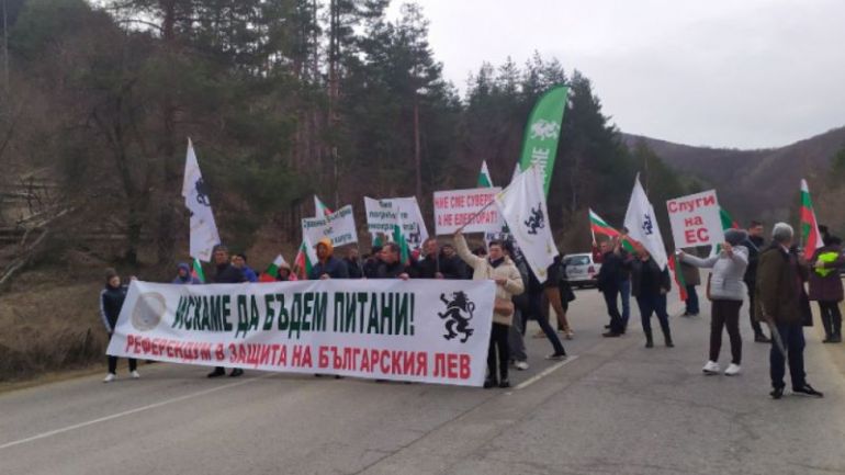Активисти на партия Възраждане блокираха пътищата преди граничните пунктове Гюешево