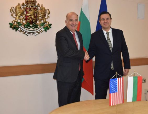 Американският посланик Кенет Мартен и министърът на икономиката Никола Стоянов. Снимка: БГНЕС