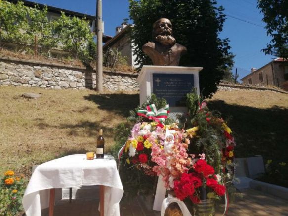 Бронзов бюст паметник на отец Атанас Аролски беше открит в