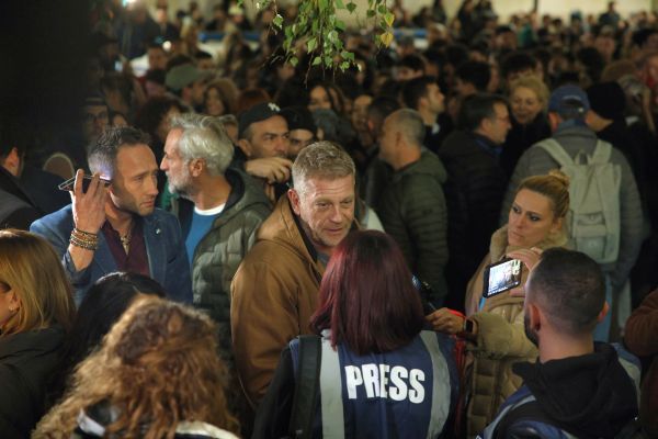 Протест и контрапротест се провеждат тази вечер около сградата на