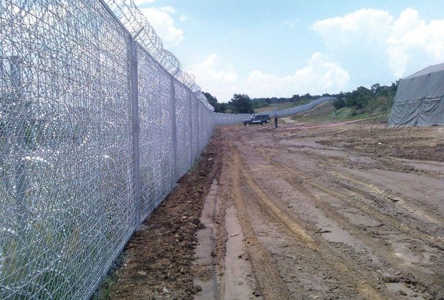 Словенски войници вече започнаха да премахват телената ограда на границата