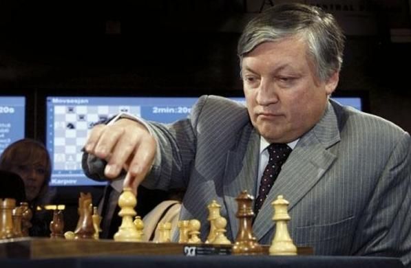 Бившият световен шампион по шахмат Анатолий Карпов е в изкуствена
