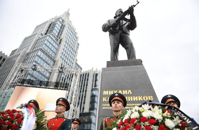 Паметникът на Калашников в Москва