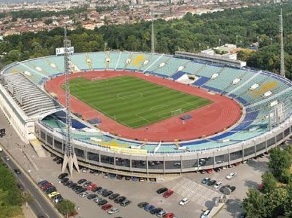 Фенове запалиха стадион "Васил Левски" по време на вечното дерби