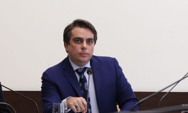 Съпредседателят на Продължаваме промяната Асен Василев взе думата в пленарната