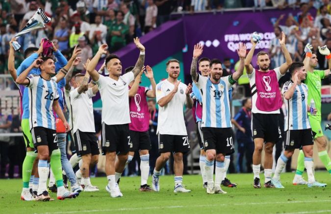 Лионел Меси помогна на Аржентина да победи Мексико с 2 0