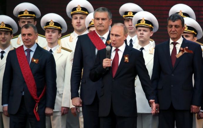 Владимир Константинов (вляво), Владимир Путин и Сергей Аксьонов (зад Путин) - честване на 9 май в Севастопол през 2014 г.