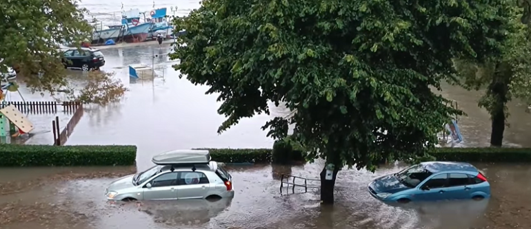 Тотален потоп в Ахтопол пътят Ахтопол Царево е затворен казва