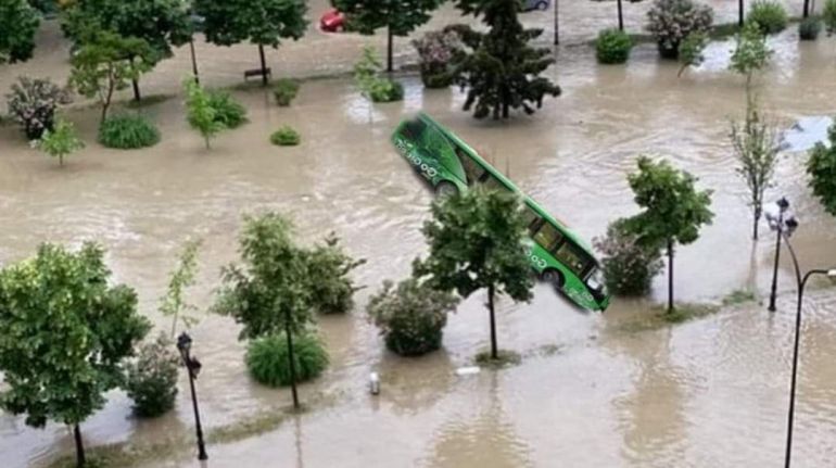 Двама души загубиха живота си в Албания от силната буря,