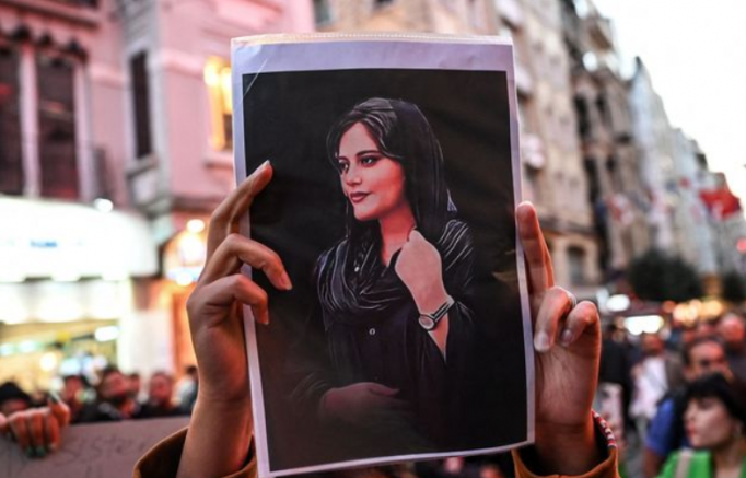 Семейството на Махса Амини – 22 годишната кюрдка чиято неясна