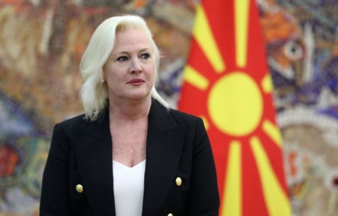 Посланикът на САЩ в Скопие Анджела Агелер обеща нови имена