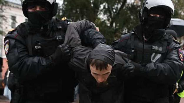 Руската полиция задържа над 700 души в няколко руски града