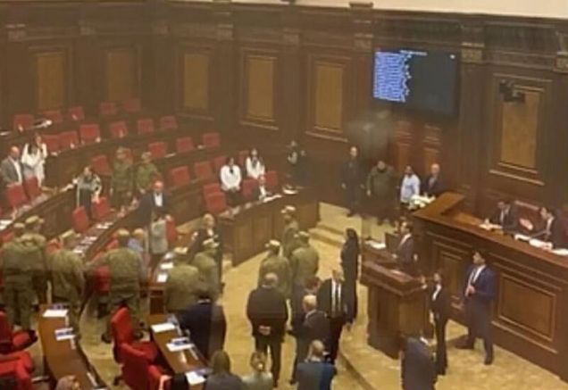 В арменския парламент днес се стигна до спречкване а охраната