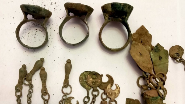 Множество накити монети и други културно исторически ценности иззеха служители от