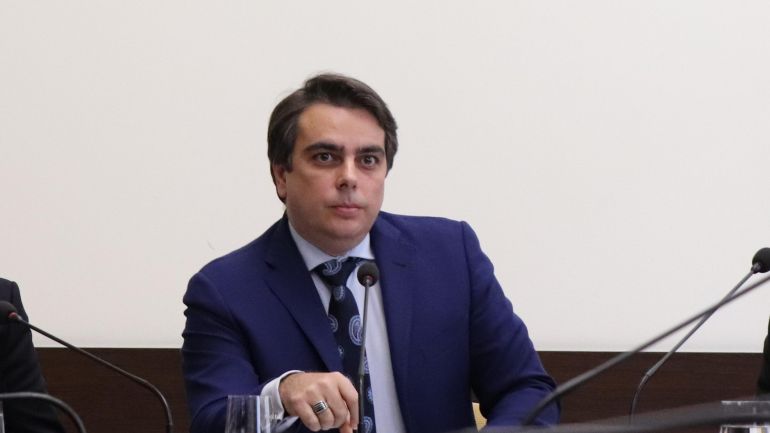 Министърът на финансите Асен Василев представя като добра новина забавените