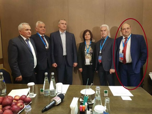 Христо Маринов, крайният в дясно, заедно с останалите членове на делегацията на "Атака" в Крим