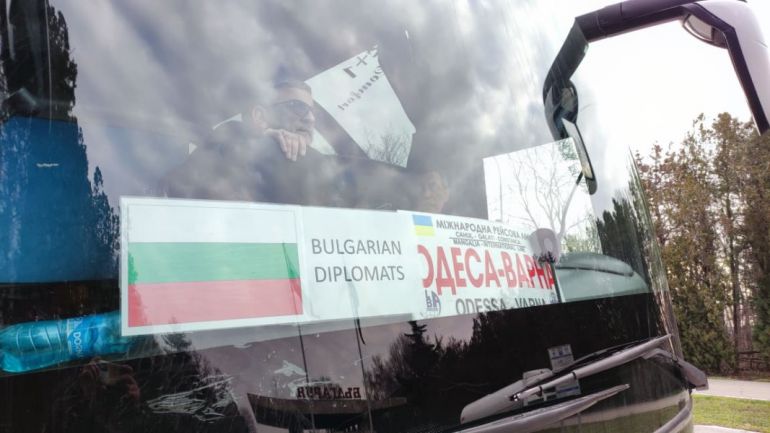 Първите евакуирани българи от Украйна пристигнаха в страната Те преминаха