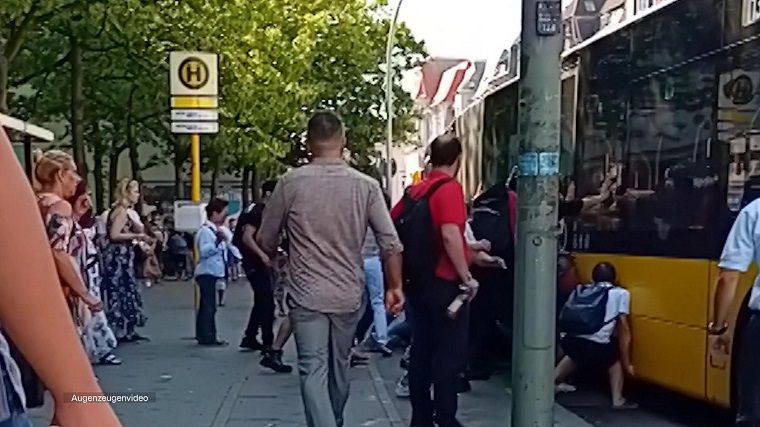 Около 40 души вдигнаха автобус в Берлин за да освободят
