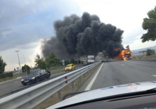 Затвориха АМ Тракия при Бургас заради горящ автобус Инцидентът е