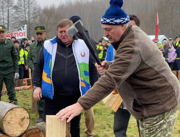 Александър Лукашенко участва в конкурс по цепене на дърва сред