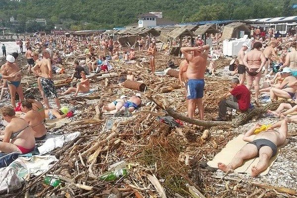 Според руския потребител на Туитър Александър Доброкотов така ще изглежда плажът с неговите сънародници