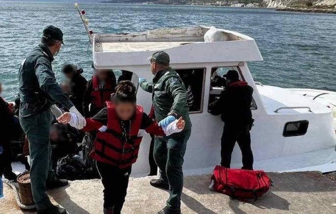 Граничната полиция спаси в Черно море 38 души сред които 22 ма