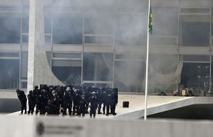 Бразилските власти започнаха разследване по най-тежкото нападение срещу институциите на