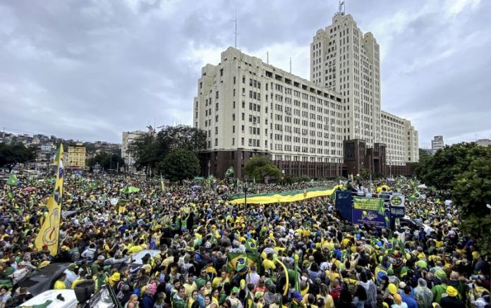 Хиляди поддръжници на бразилския президент Жаир Болсонаро, който загуби битката за
