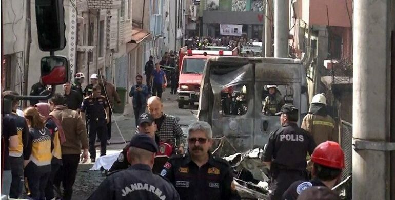 Самолет се разби на централна улица в турския град Бурса.
