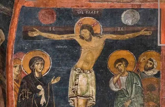 Сюжетът на Христовото Разпятие се променя в иконографията през вековете.Това