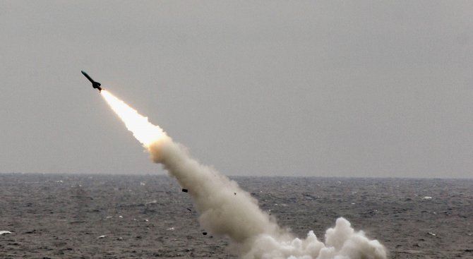 Северна Корея изстреля балистична ракета с малък обсег, извърши артилерийски