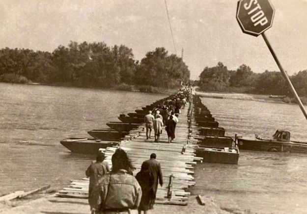 Жертвите на концлагера „Белене“ и техните родственици преминават по дървения понтонен мост при първото възпоменателно събитие