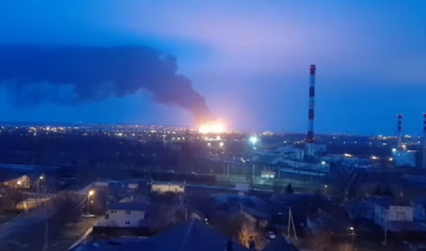 Осем резервоара с гориво горят в петролна база в Белгород