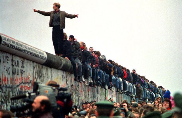 На днешната дата преди 34 години рухва Берлинската стена превърнала