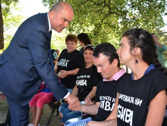 Бисер Петков се срещна вчера във Варна с протестиращи